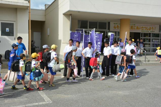 竜王小学校にて小学児童が登校の際に男子中学生たちがあいさつ運動をしている写真